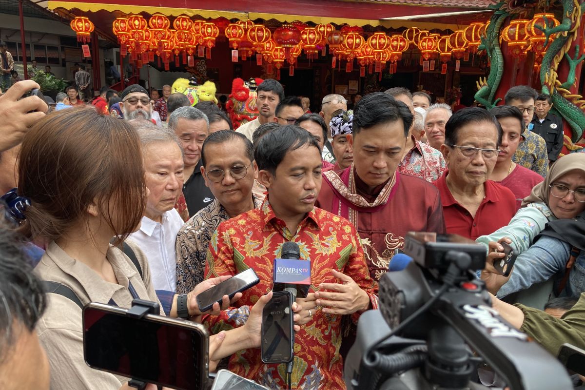 Menhut menanam pohon karet di Wihara Amurva Bhumi