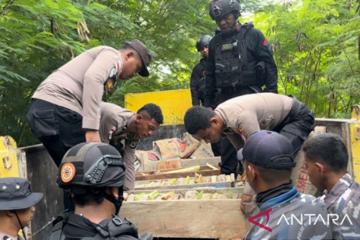 Jajaran TNI-Polri di KKT Maluku musnahkan ribuan amunisi sisa PD II
