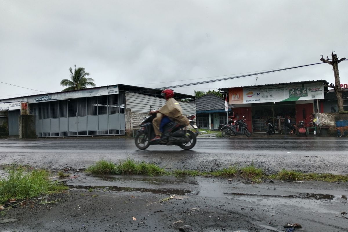 BMKG minta warga waspadai curah hujan dan angin kencang di NTB