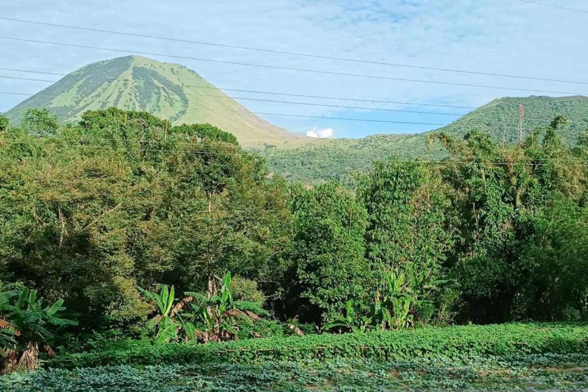 Badan Geologi imbau warga patuhi radius bahaya Gunung Lokon