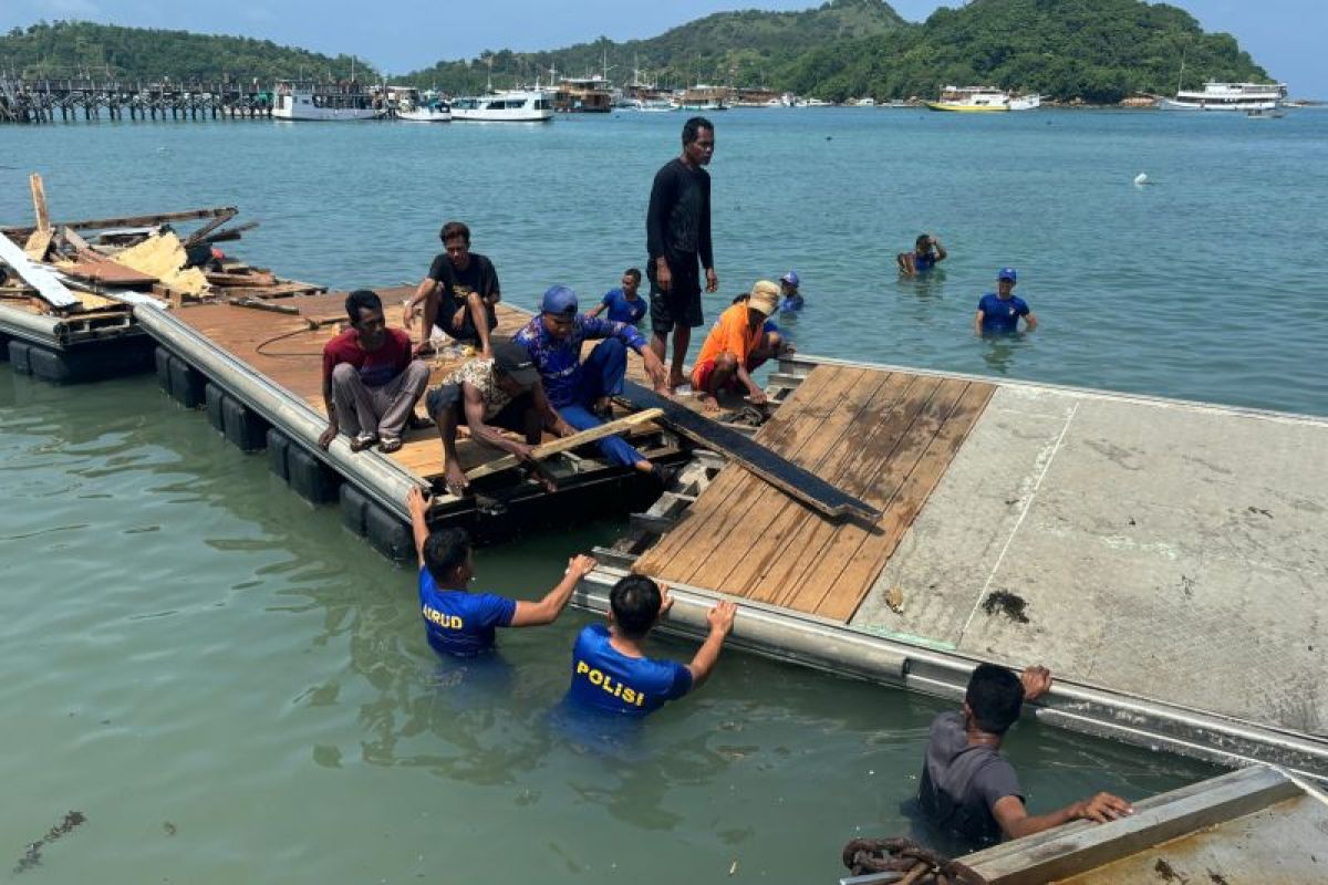 Polisi dan warga di Labuan Bajo memperbaiki dermaga apung yang rusak