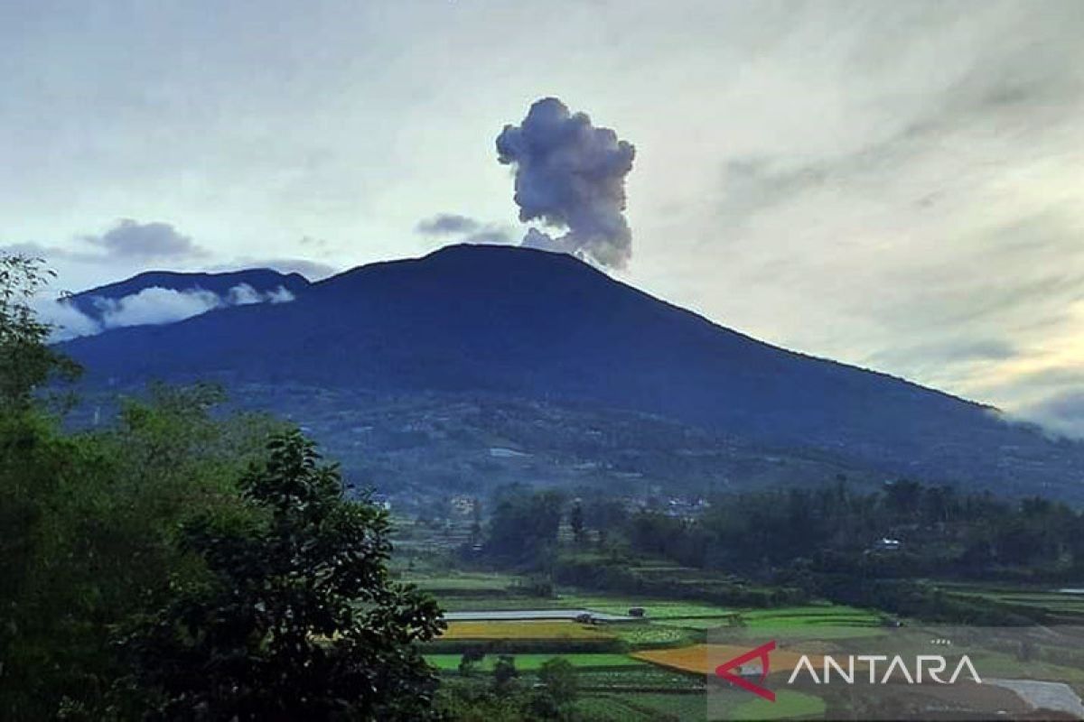 BKSDA kaji rencana pembukaan jalur pendakian tiga gunung untuk umum di Sumbar