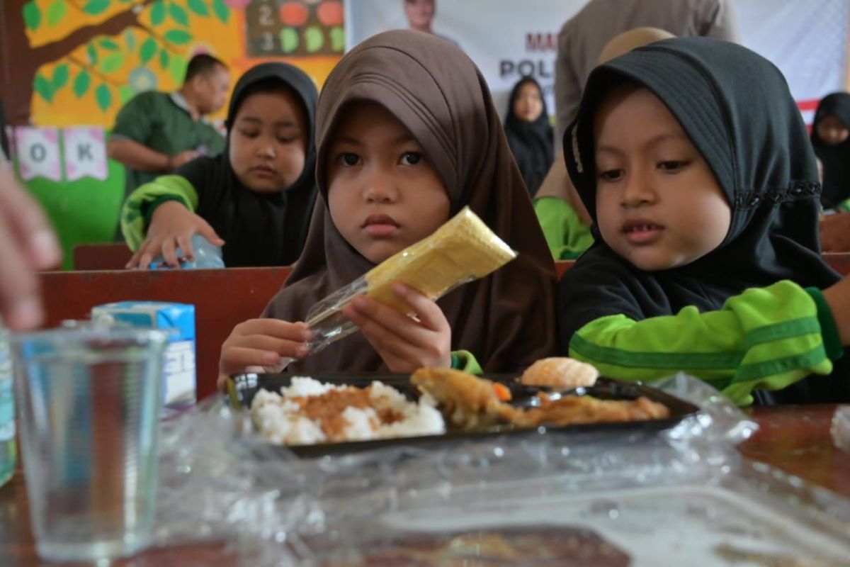 Polres Bengkalis salurkan makan siang gratis