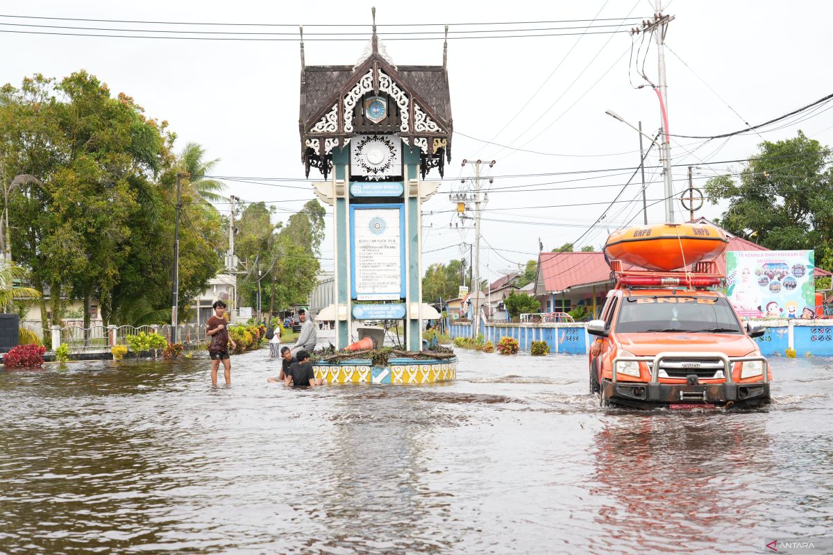 Babinsa Kodim Mempawah bantu proses persalinan saat evakuasi banjir