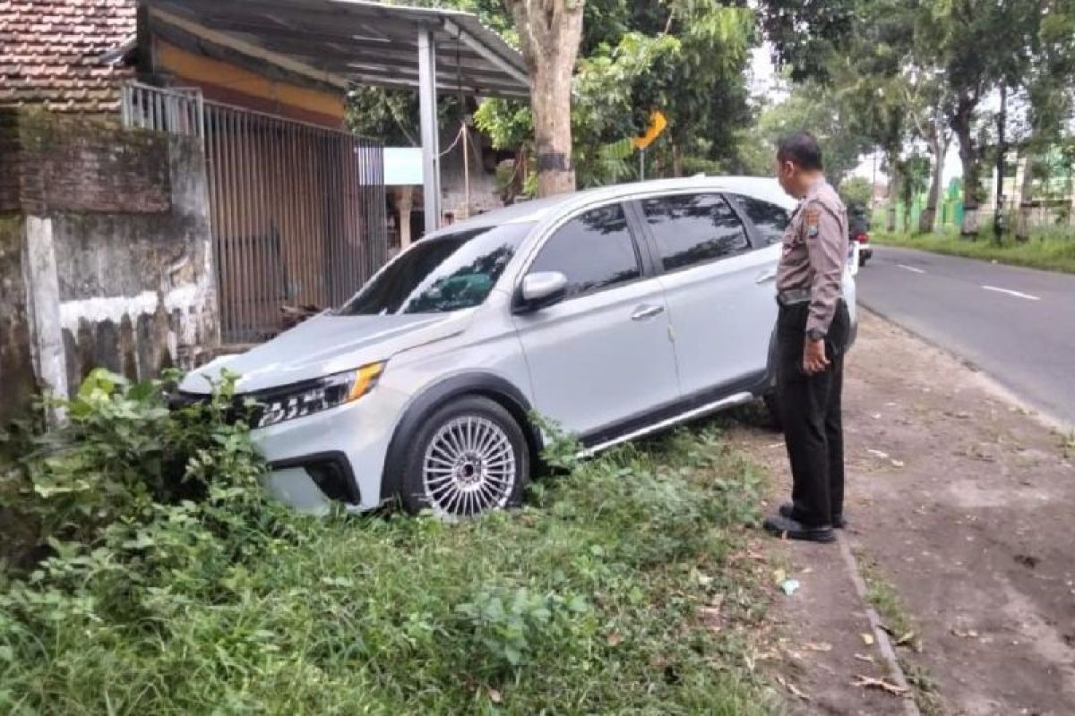 Kecelakaan mobil tabrak ibu dan balita di Kediri ditangani polisi