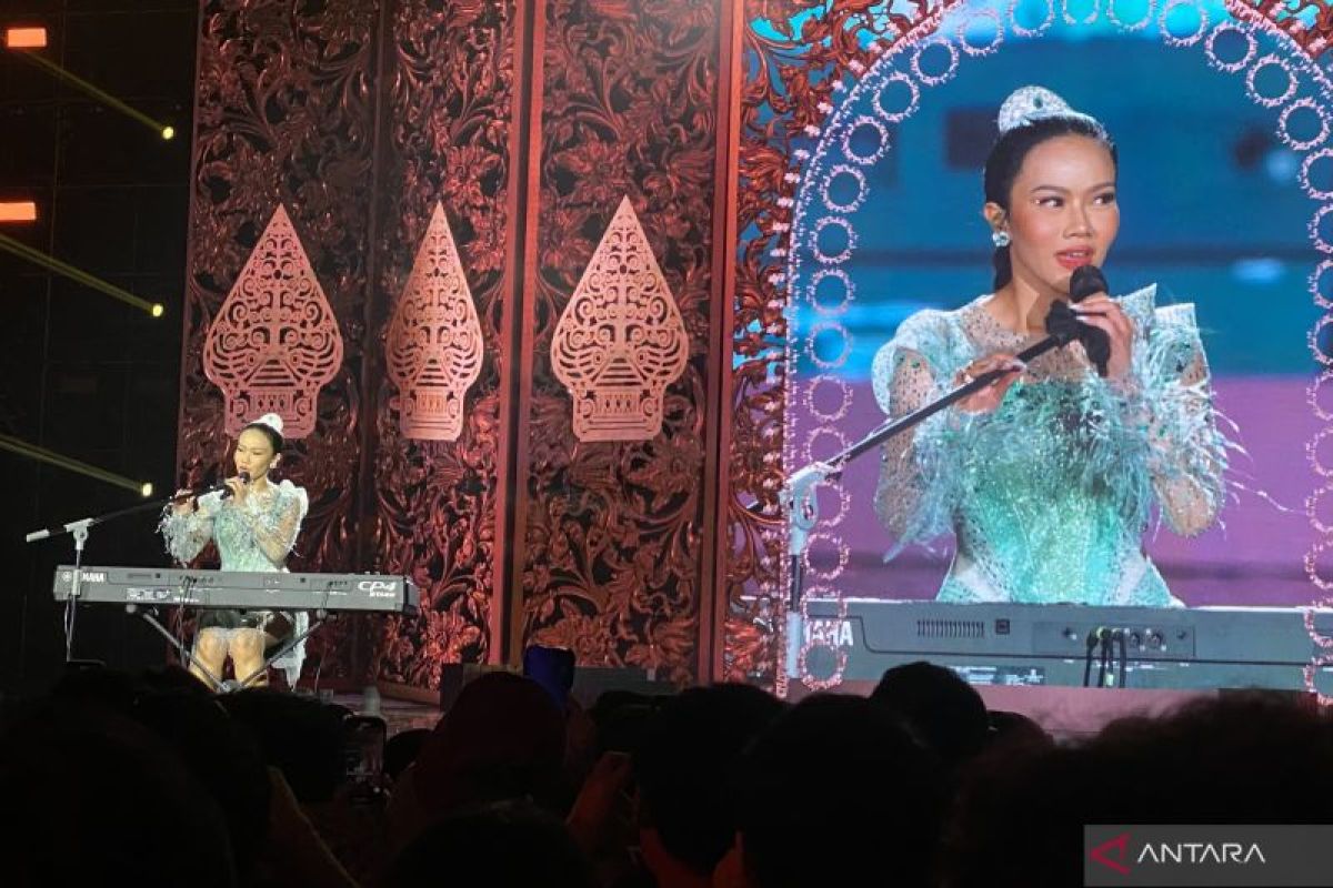 Yura Yunita berpakaian bak Putri Jasmine di lagu "Berawal dari Tatap"