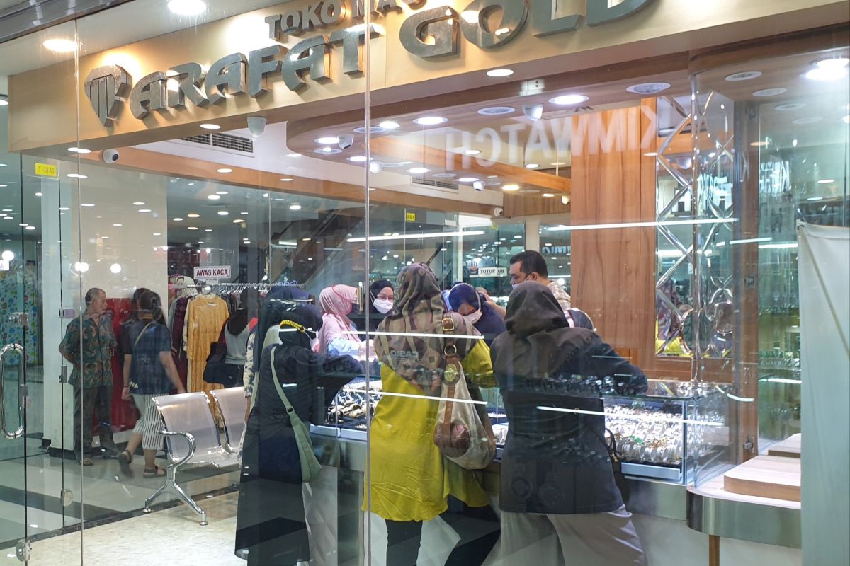 Warga Palembang jual perhiasan  emas manfaatkan harga tinggi