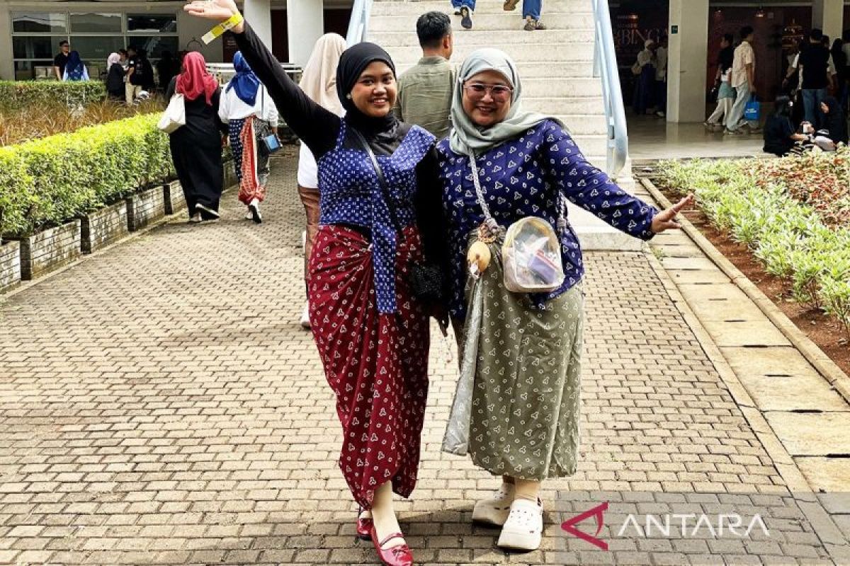 Penggemar padati area konser "Bingah" dengan busana batik