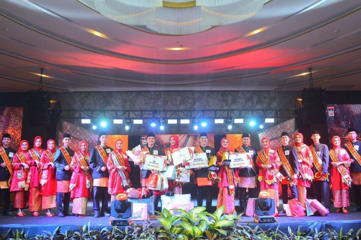 Shintia dan Aidil Dinobatkan Sebagai Uni dan Uda Duta Wisata Padang 2025