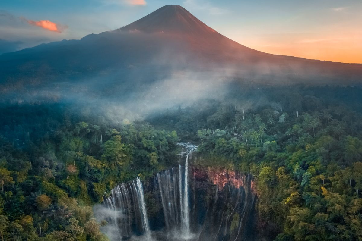 Wisatawan Belanda menjelajahi keindahan Kabupaten Lumajang