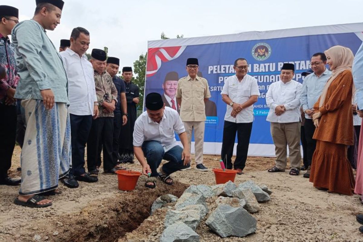 Minister builds kitchen for free meals program at Islamic school