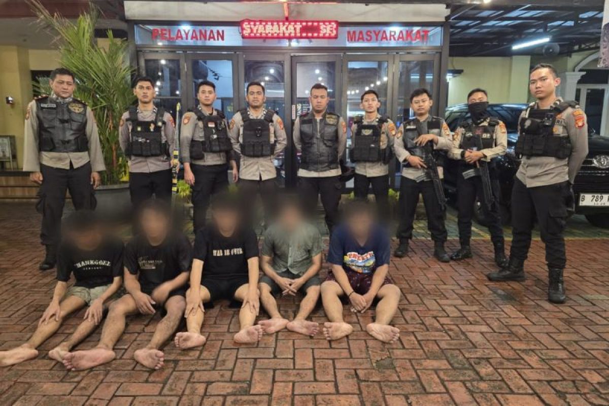 Polisi menyita busur panah dari para remaja yang hendak tawuran