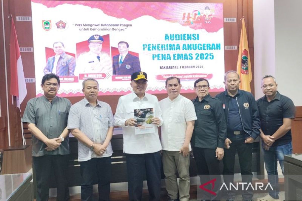 PWI anugerahi Gubernur Kalsel H Muhidin pena emas pada HPN 2025