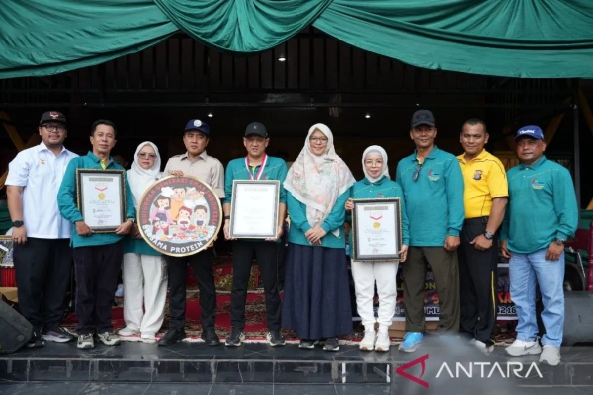 Kampar pecahkan rekor MURI sajian makanan 1.373 porsi Gulai Ikan Salai Patin pada hari jadi ke-75