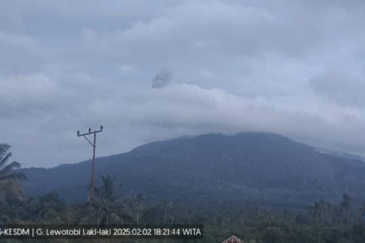 Gunung Lewotobi Laki-laki  di Flores Timur NTT kembali erupsi dua kali pada Minggu