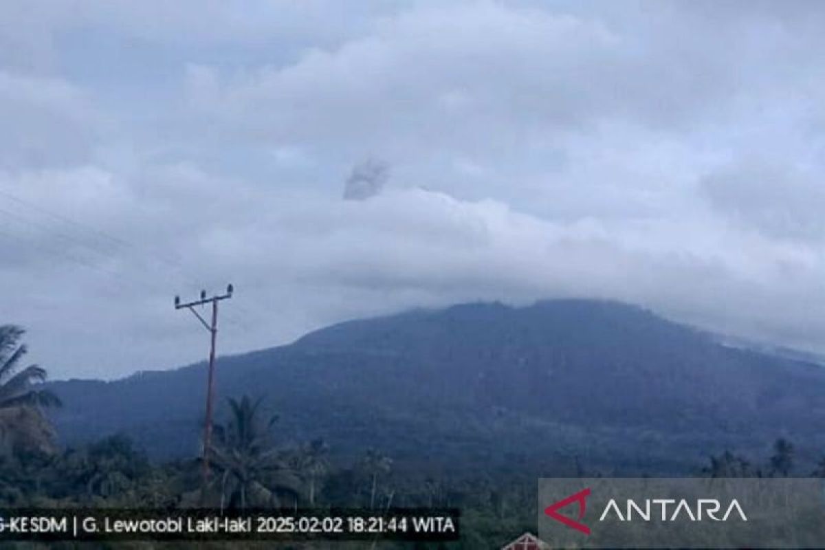 Gunung Lewotobi Laki-laki di NTT erupsi dua kali pada Minggu
