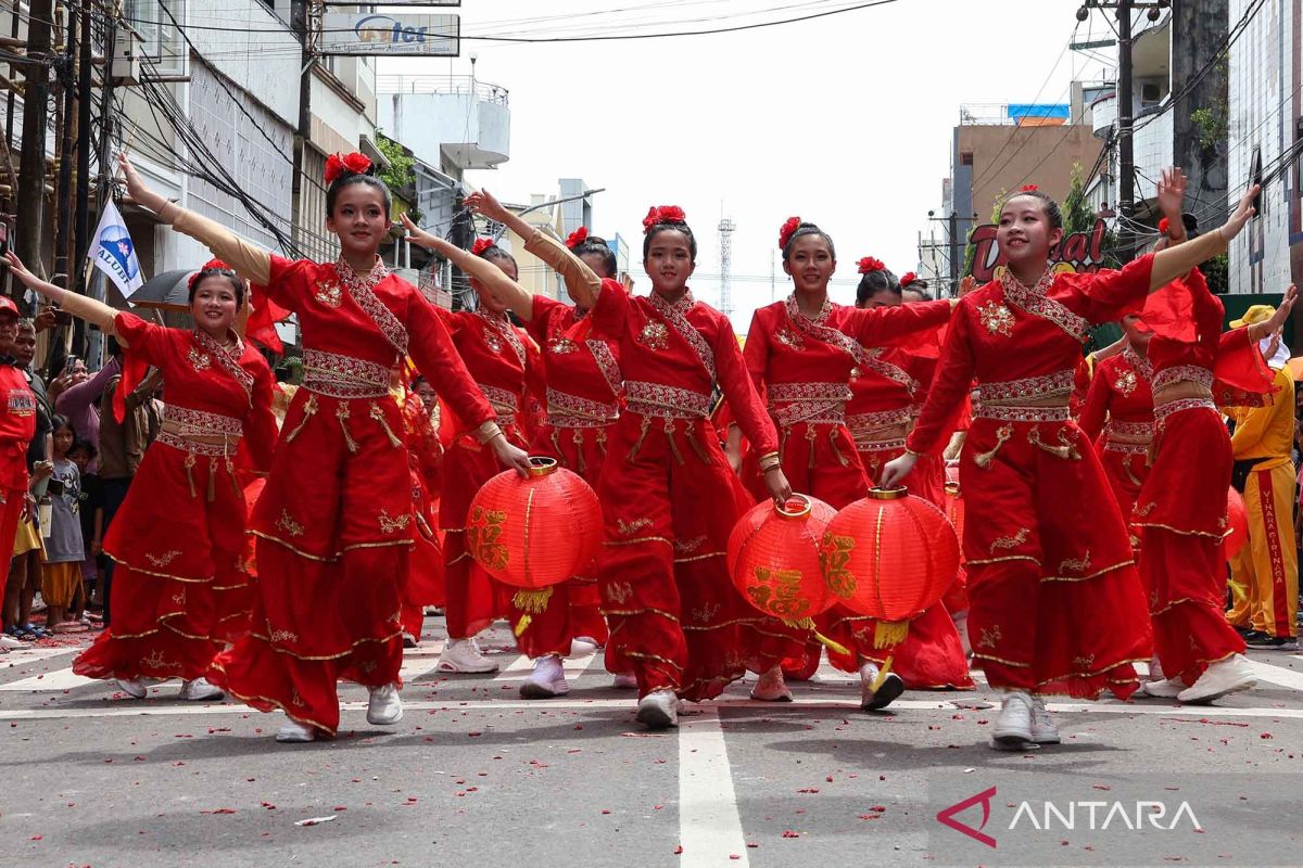 Karnaval budaya dan arak-arakan patung dewa meriahkan Cap Go Meh di Makassar