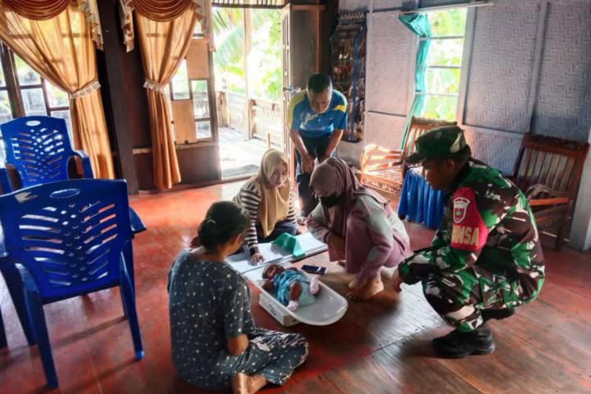 Kodim Majene menimbang balita dari rumah ke rumah