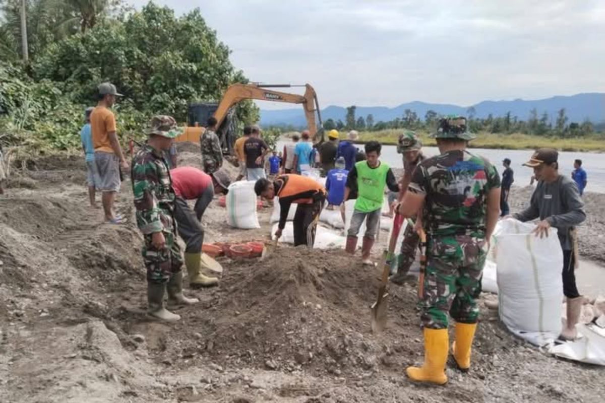 Kodim Pasangkayu membangun tanggul cegah abrasi