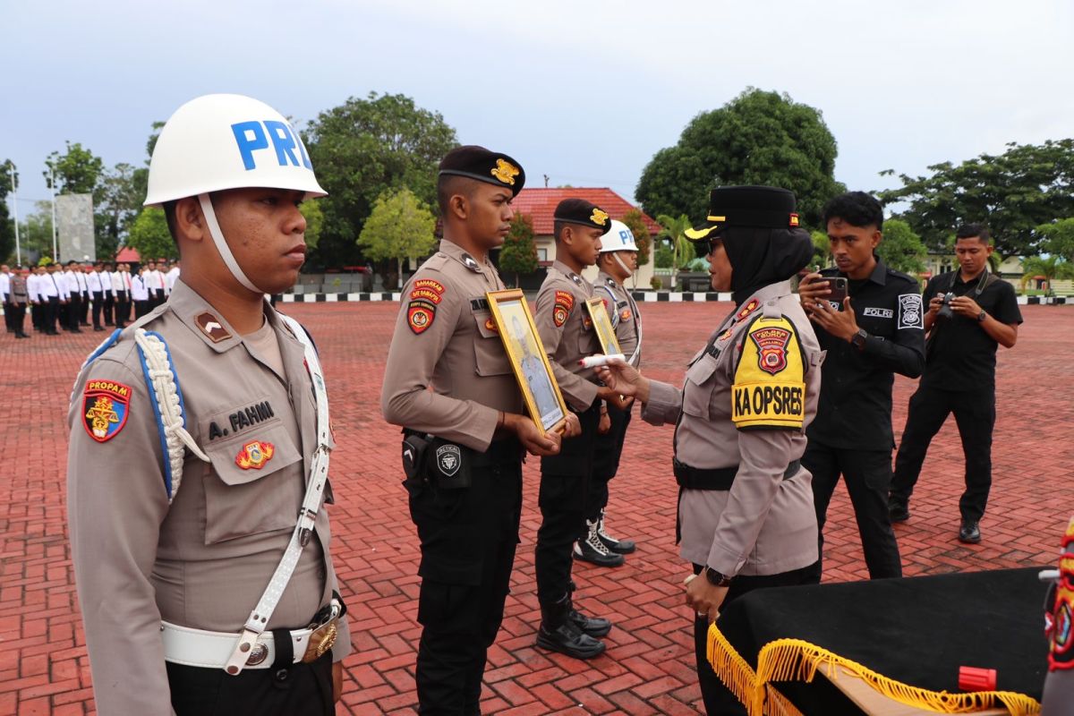 Polres Buru lakukan PTDH dua personel dari anggota Polri