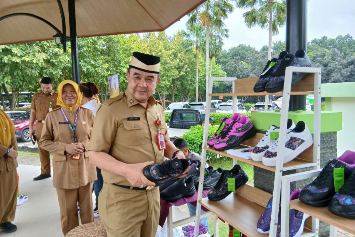 Pemkab Tangerang dorong ASN pelopori pakai sepatu batik lokal