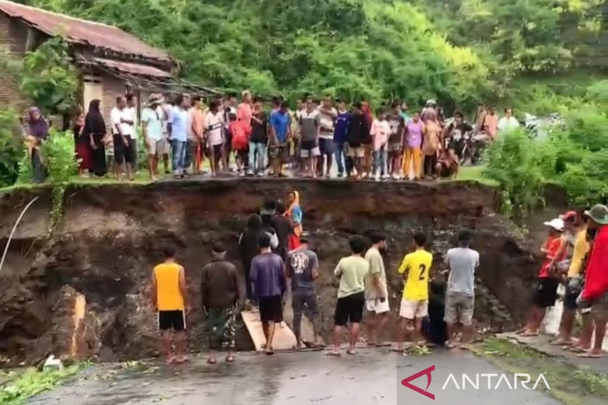 Akses jalan dan jembatan di Bima terputus akibat banjir bandang