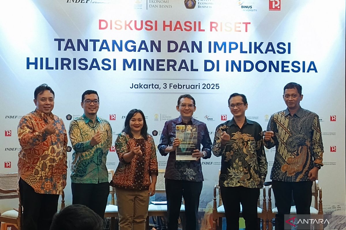 Ekonom sebut TKA hilirisasi mineral peroleh gaji 10 kali lebih tinggi