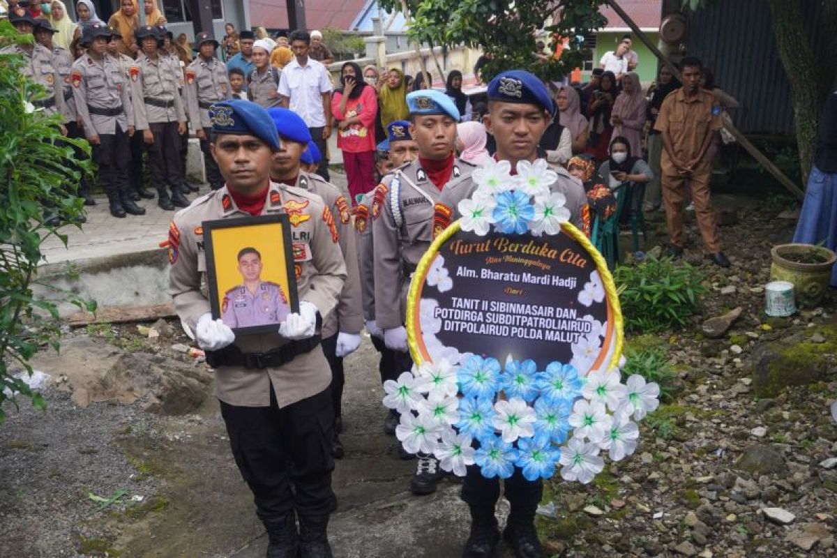 Kapolri beri kenaikan pangkat luar biasa almarhum Bharatu Mardi