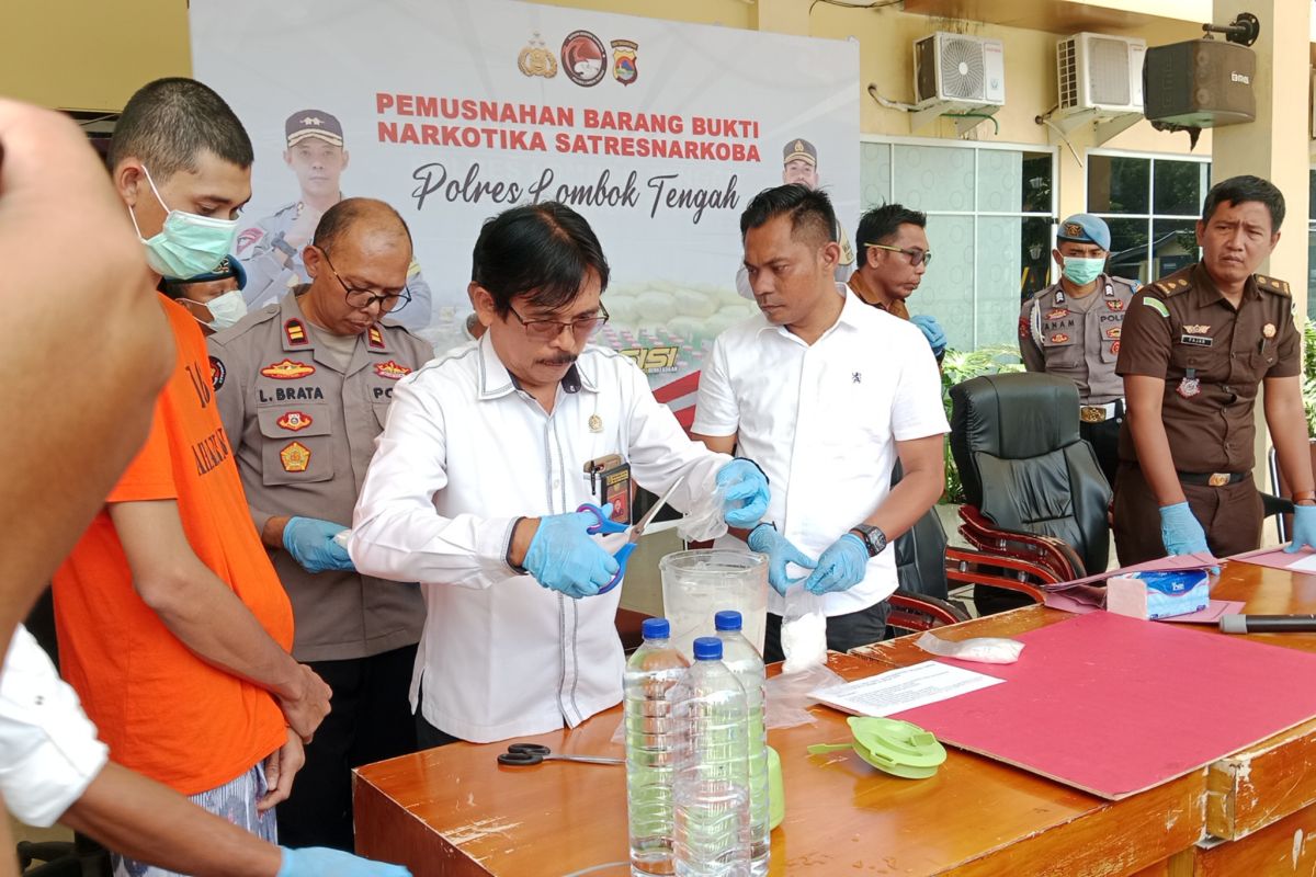 Polres Lombok Tengah musnahkan barang bukti narkoba 1 kilogram