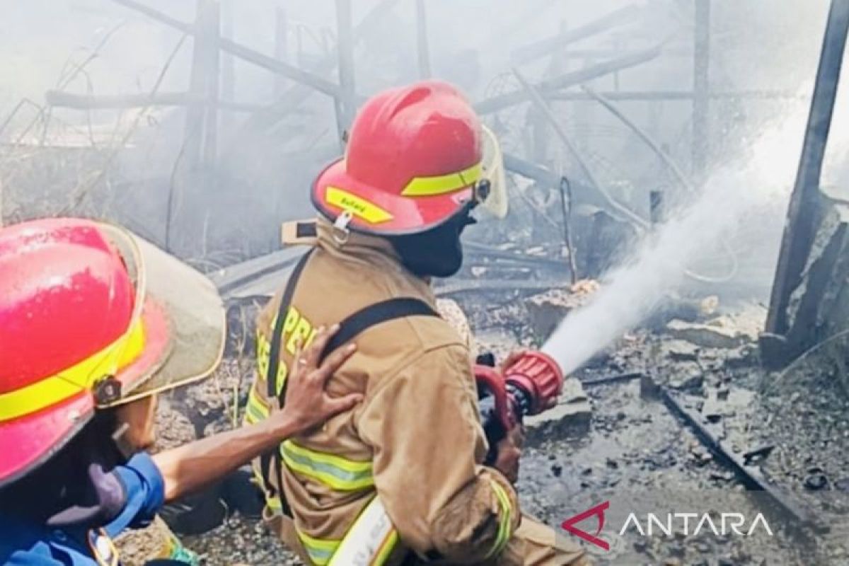 BPBD Aceh Barat kerahkan tiga unit damkar padamkan kebakaran rumah warga