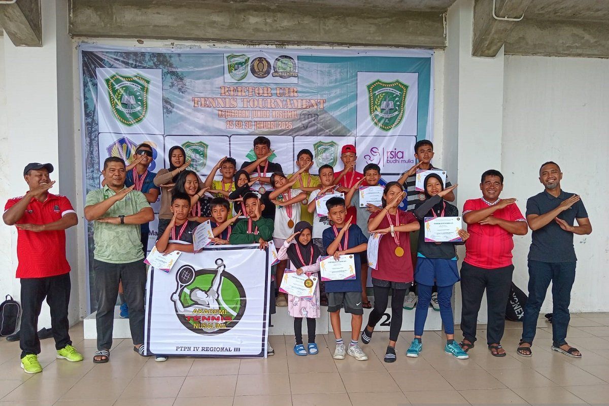 Atlet tenis junior PTPN IV Regional III juara umum Kejurnas Series II TDP