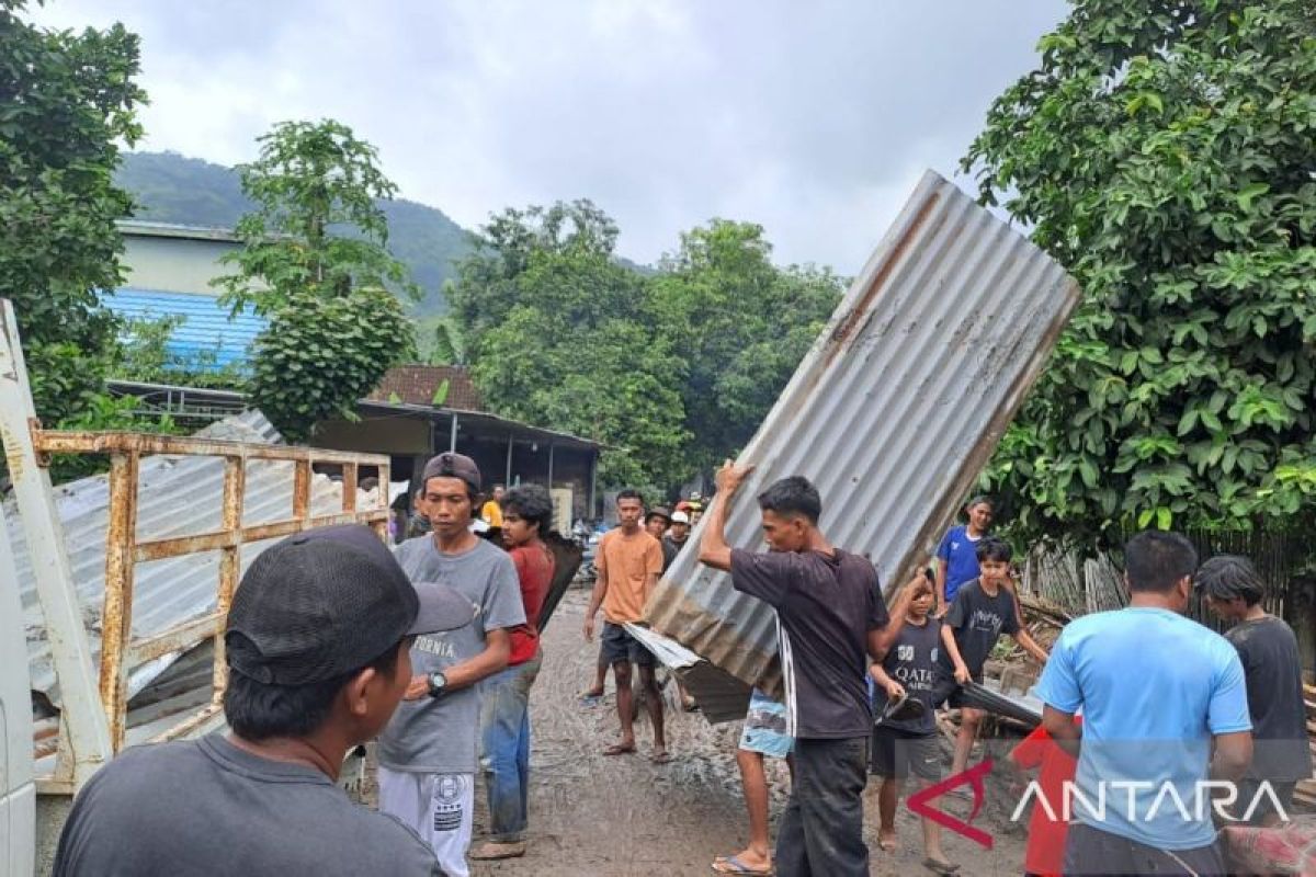 Lima keluarga jadi korban angin kencang siklon tropis di Bima NTB