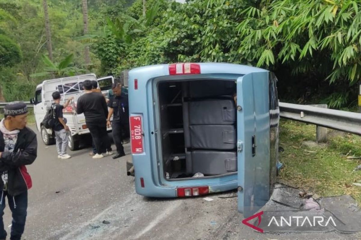 Kendaraan yang terguling di Cikajang Sukabumi milik kampus di Cianjur