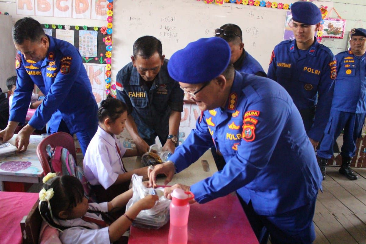 Ditpolairud Polda Sumut salurkan paket MBG bagi siswa SDN di Medan