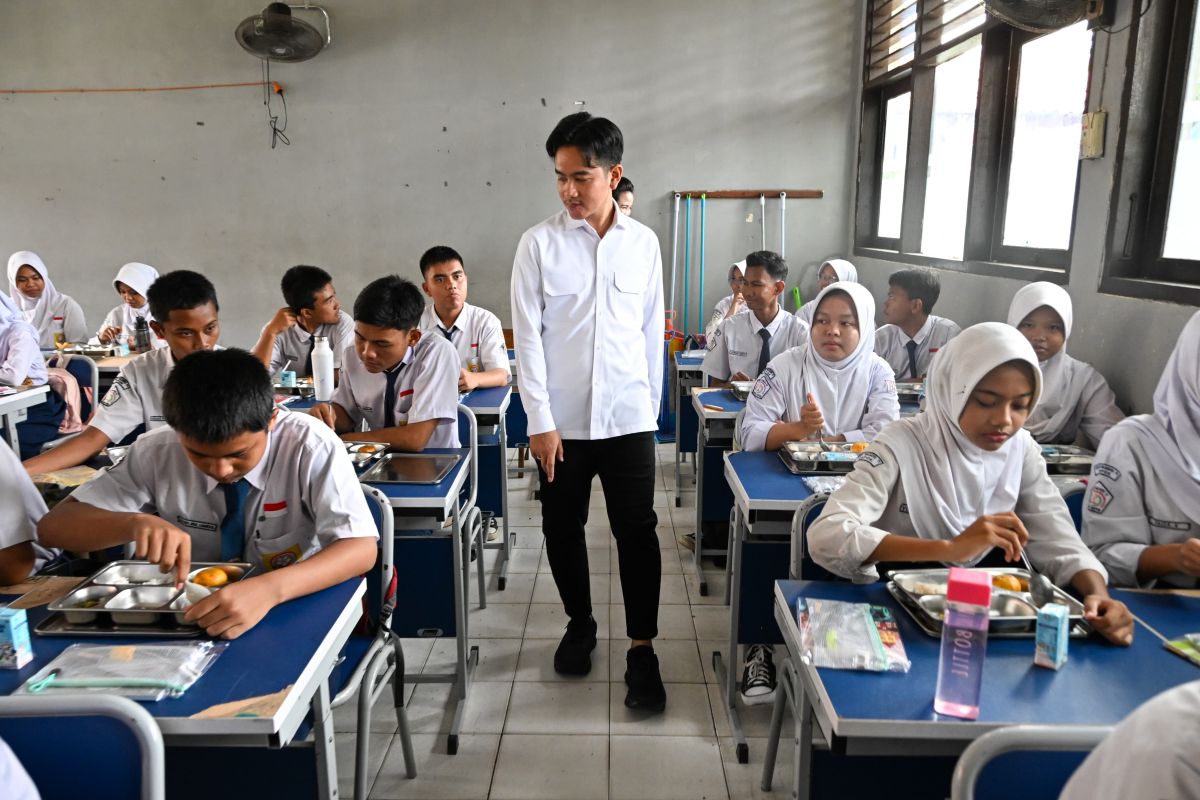 Vice President Gibran reviews free meals program in Depok's schools