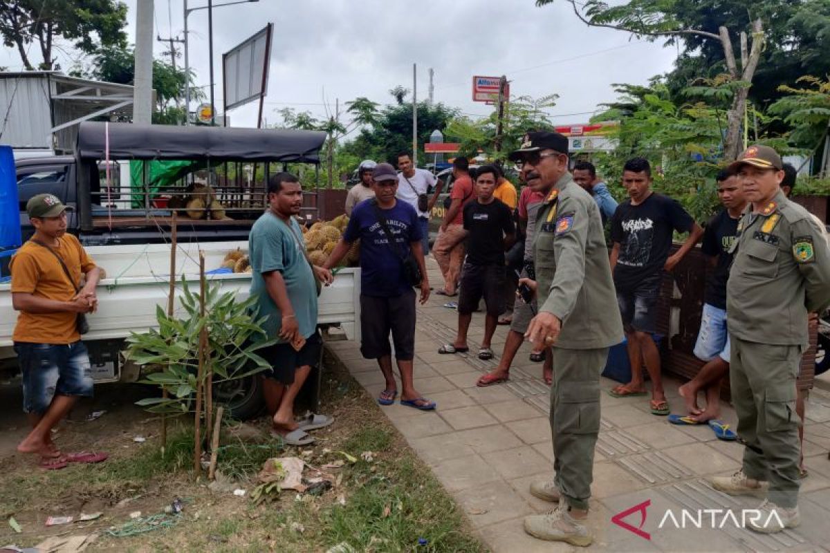 Pemkab Mabar mengimbau pedagang durian musiman jaga kebersihan kota