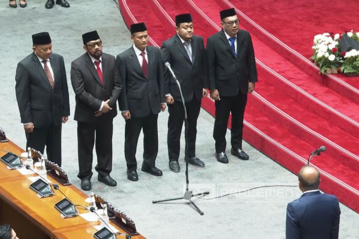 Rapat Paripurna DPR lantik lima anggota PAW