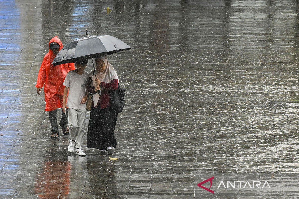 Selasa, hujan ringan diprakirakan landa sebagian besar kota Indonesia