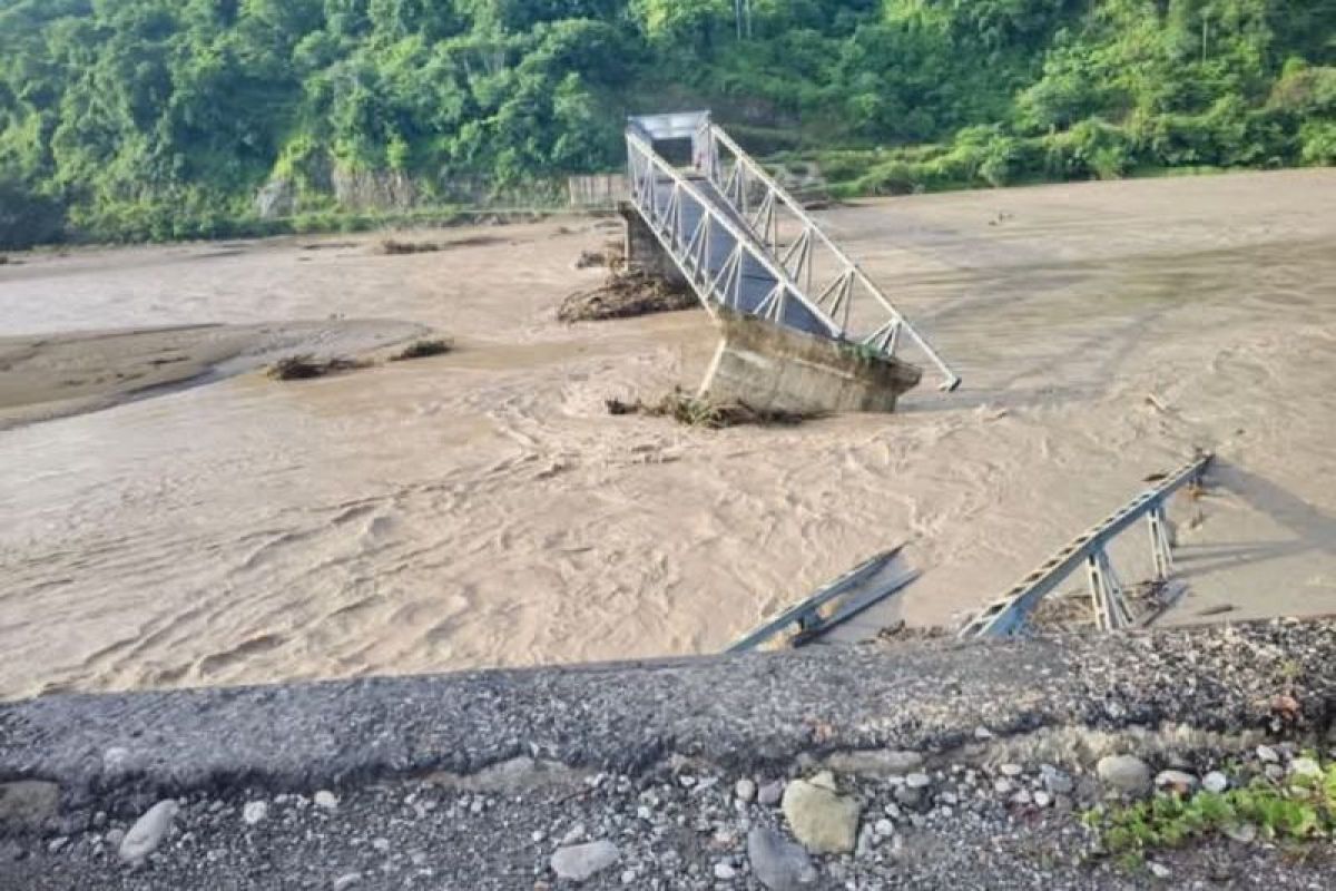 Pemkab Kupang membuka jalur alternatif dampak putusnya jembatan Termanu