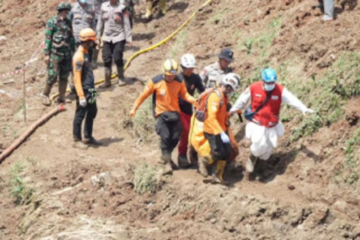 Tim SAR gabungan berhasil evakuasi korban tanah longsor di Bangka Selatan