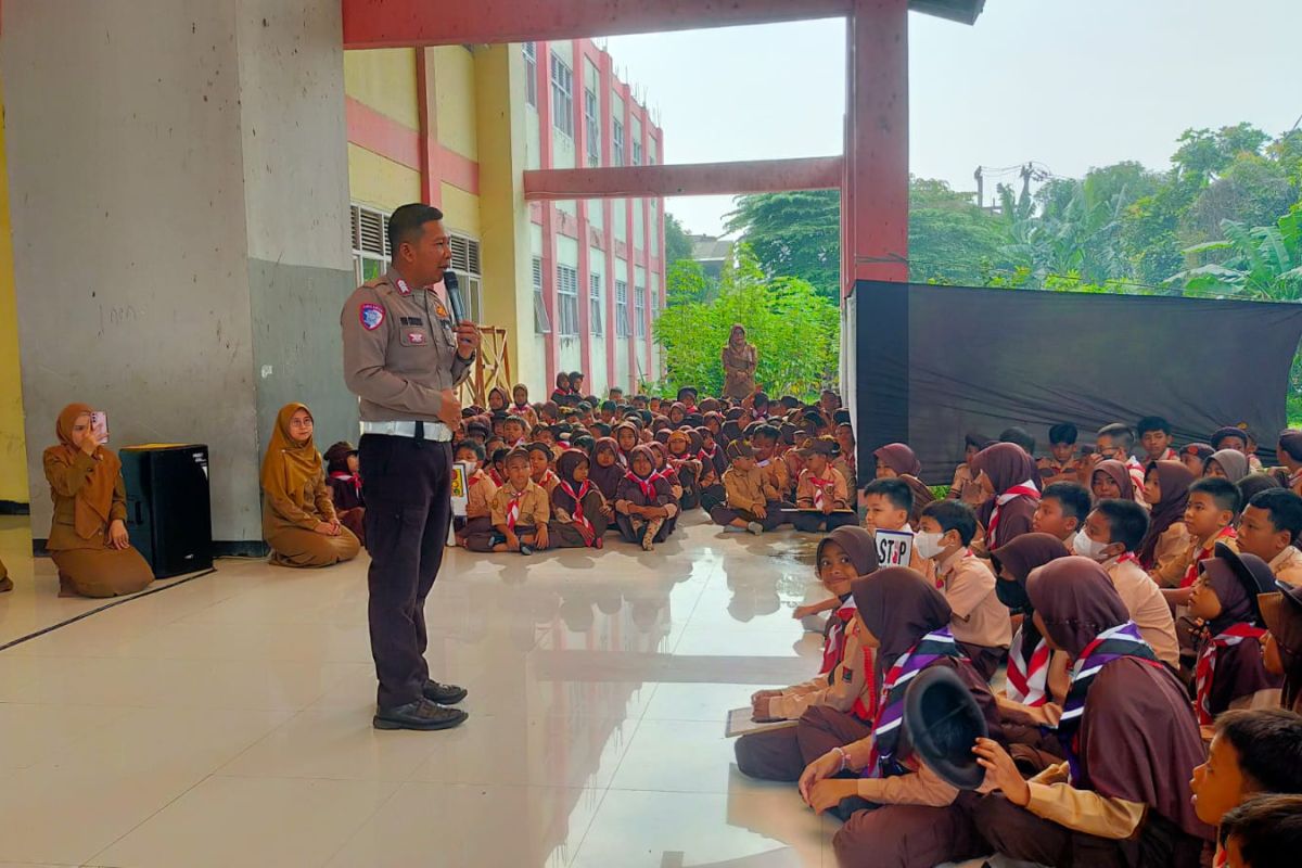 Polisi beri edukasi tertib lalu lintas dan anti perundungan di Bekasi