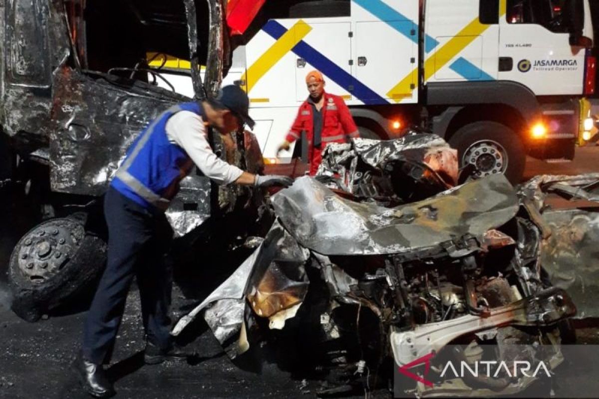 Beberapa korban tergeletak mengenaskan dalam kecelakaan Gerbang Tol Ciawi