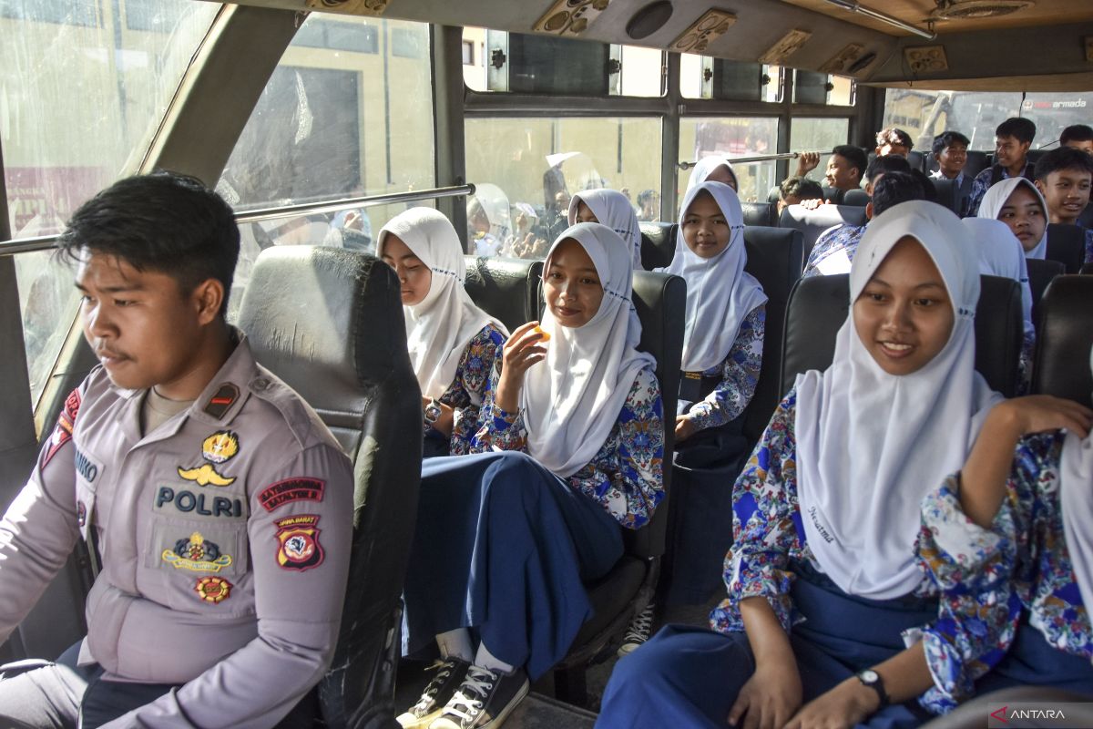 Tahun ajaran baru 2025/2026, sekolah di Jabar masuk mulai lebih pagi