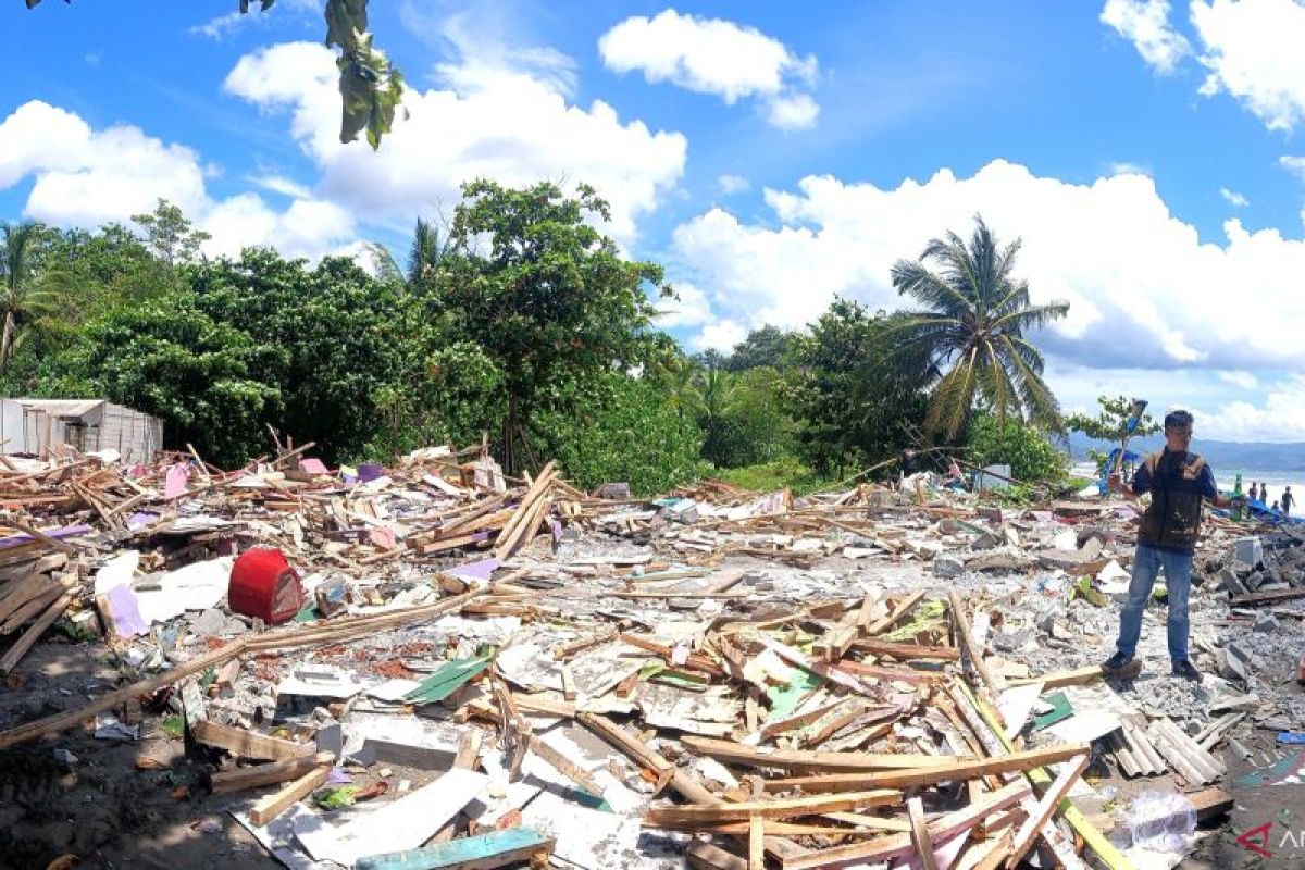 Kemenhut tertibkan ratusan bangunan liar Pasar Monyet Palabuhanratu