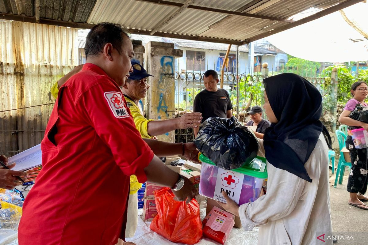 PMI Jakbar salurkan bantuan bagi korban kebakaran di Kebon Jeruk