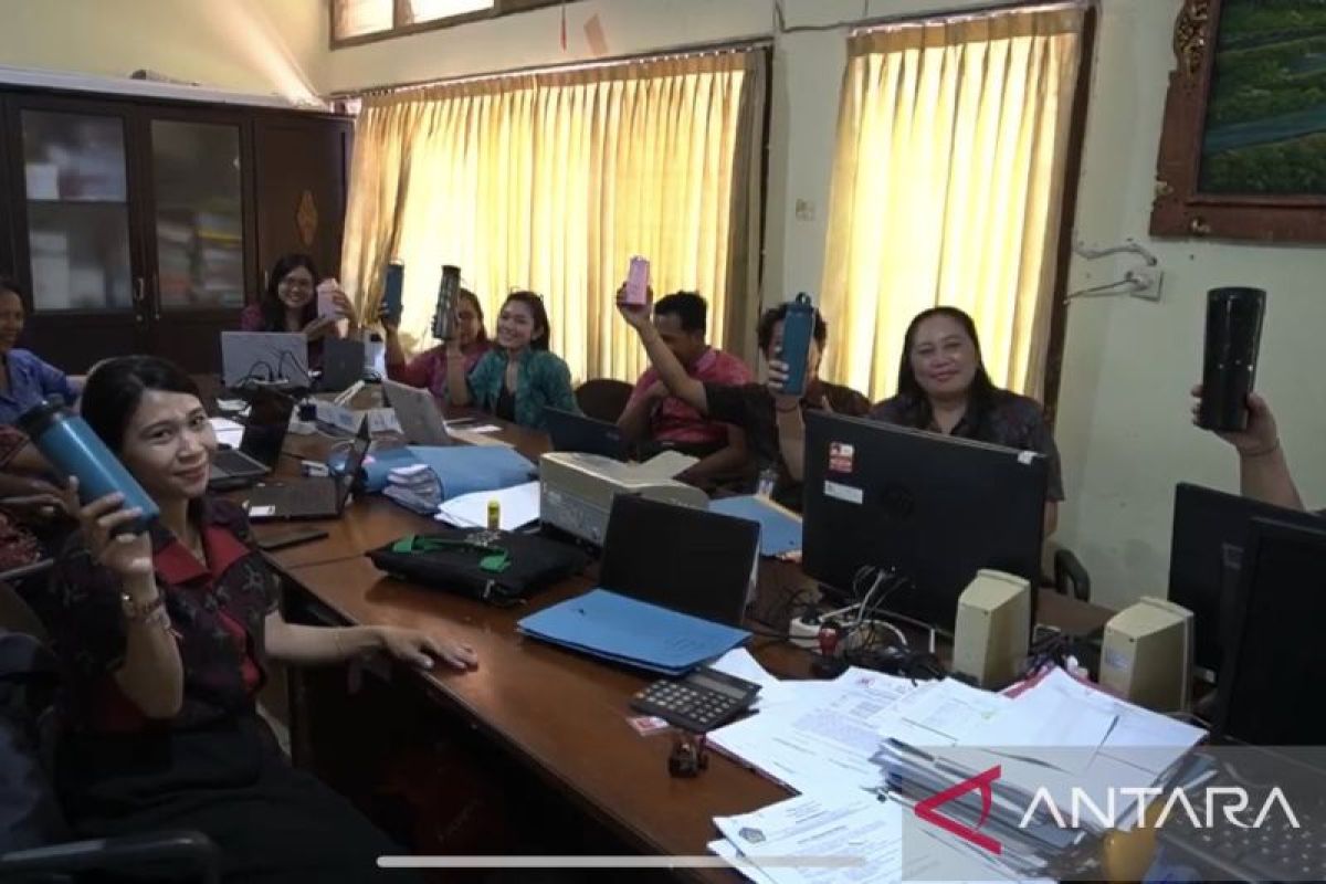 Sekda Bali sidak kantor OPD pastikan pegawai gunakan tumbler