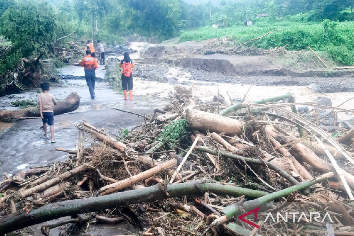 Jembatan antar-dusun di Situbondo terputus ratusan KK terisolasi