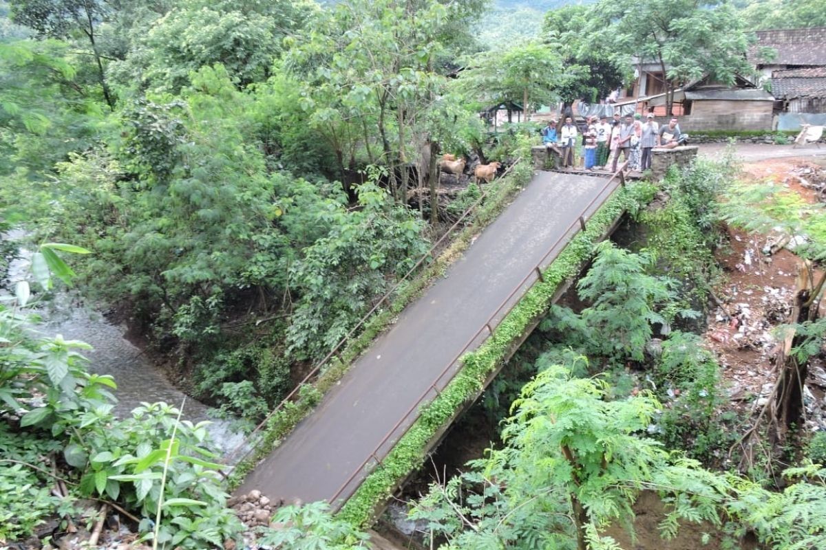 Sebuah jembatan antar-dusun di Situbondo terputus ratusan KK terisolasi