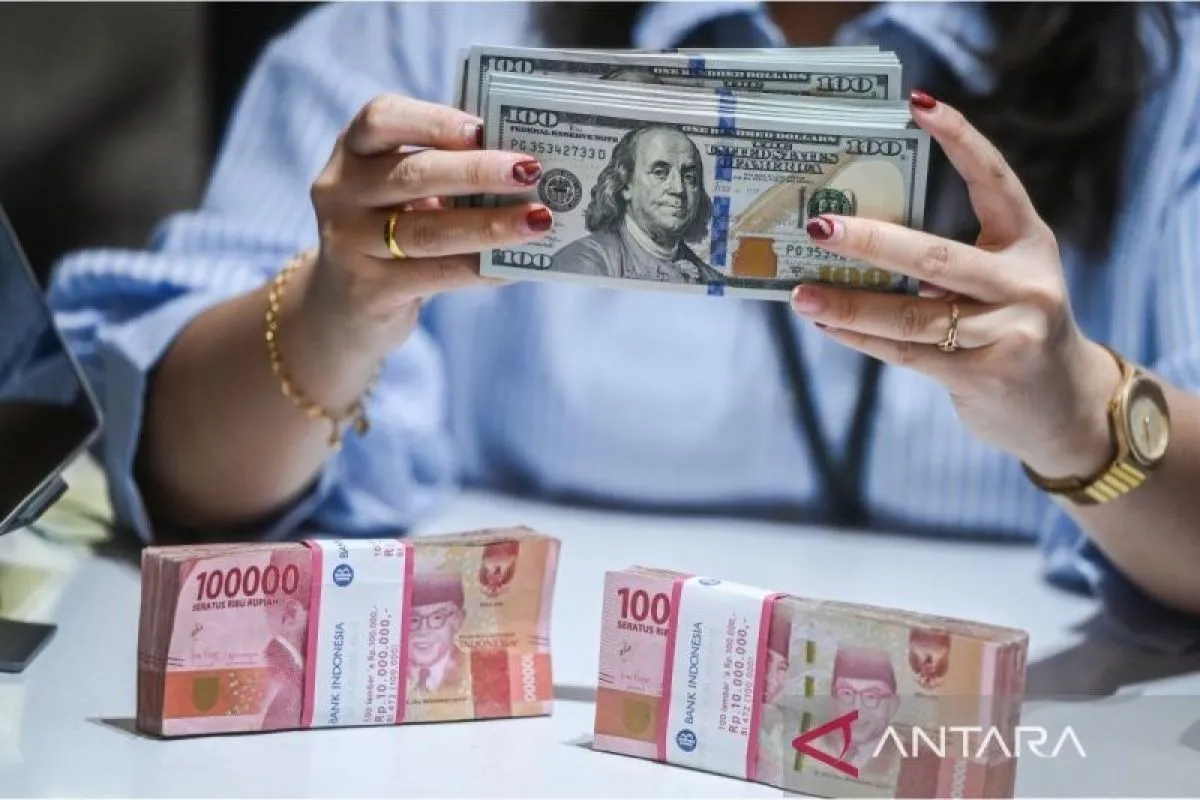 Rupiah menguat seiring respon positif investor atas cadev Indonesia