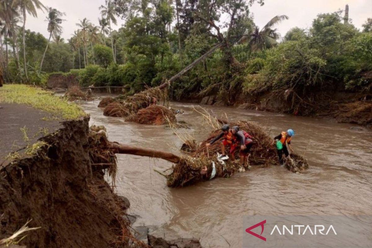 Pencarian 5 korban banjir Bima kembali dihentikan terhalang cuaca